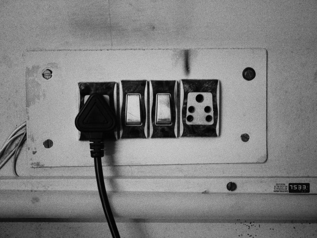 5 erreurs électriques courantes commises par les propriétaires, Pretty Wired